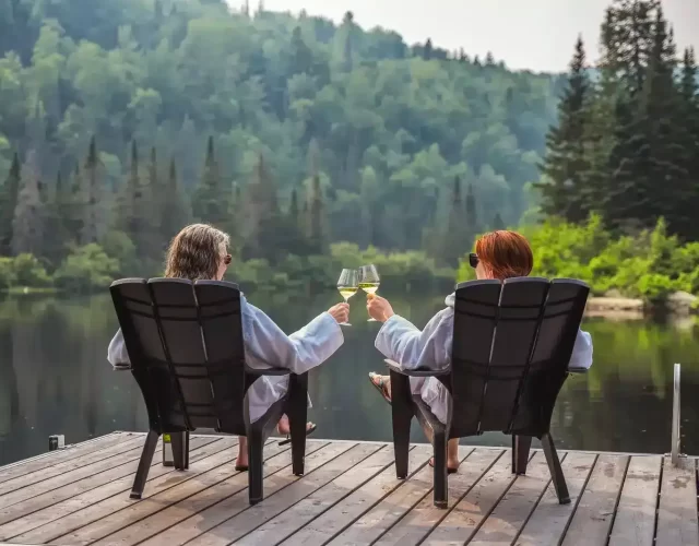 Apéro sur le quai avec vue sur la rivière et les montagnes - en été Chalet au bord de l’eau avec spa et sauna privé - apéro sur le quai flottant