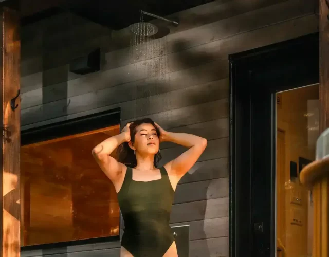 Douche froide extérieure accessible à l'année Chalet à louer avec spa et sauna privé - douche froide extérieure à l'année