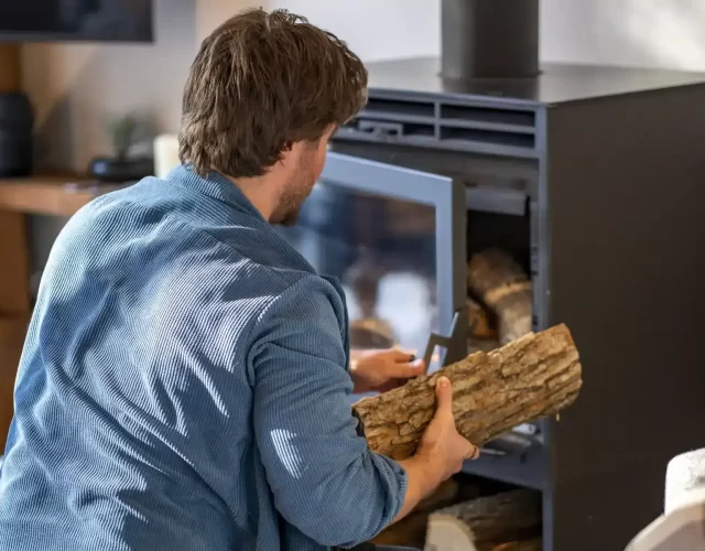 Salon avec foyer au bois écologique Hôtel avec spa et expérience thermale privée - salon avec foyer au bois