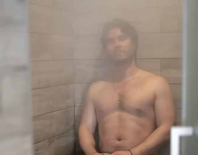 Bain vapeur intérieur de type hammam pour 4 personnes avec aromathérapie et luminothérapie Chalet avec bain vapeur- expérience thermale complète digne d’un spa nordique privé