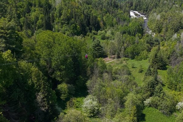 Vue sur la forêt et la rivière L’Assomption depuis la tyrolienne du Parc des Chutes Monte-à-Peine-et-des-Dalles